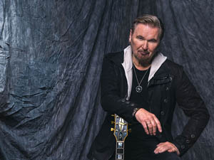 Nik P. mit Band